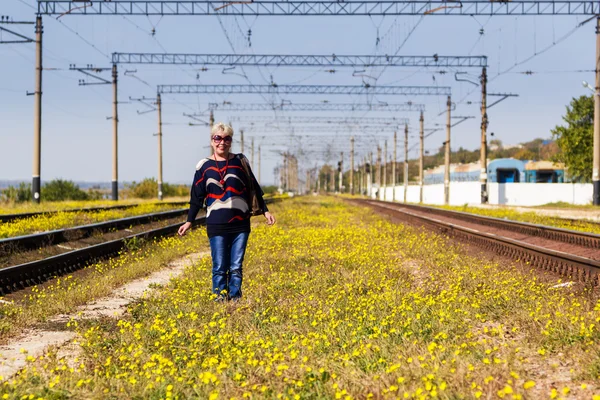 Žena, která stála v blízkosti železnice — Stock fotografie