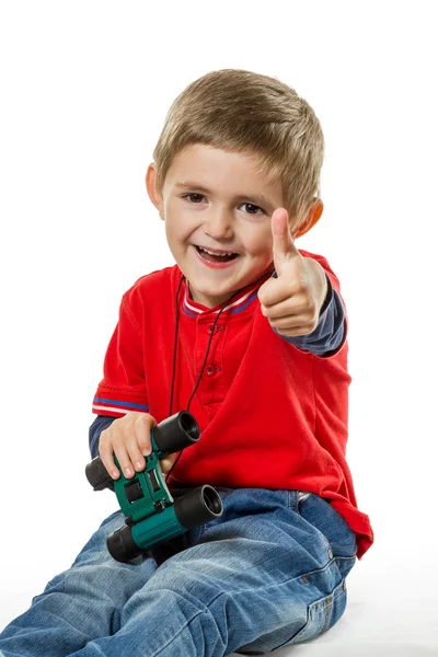 Retrato de um menino sentado com o polegar para cima — Fotografia de Stock