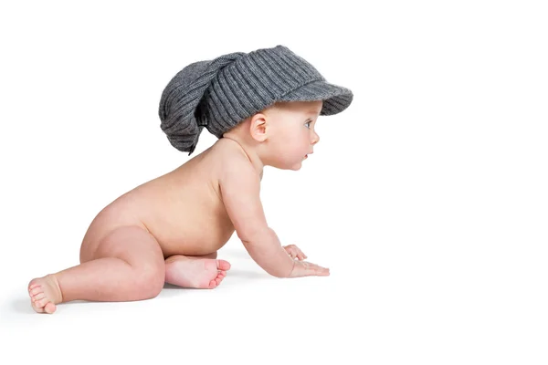 Bebé en el sombrero de invierno adulto arrastrándose — Foto de Stock