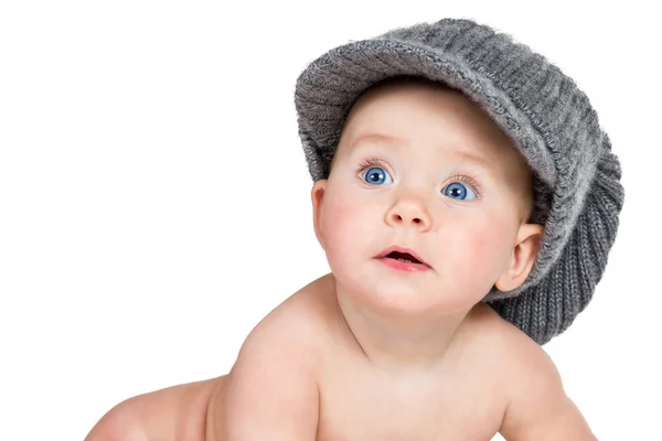 Bébé surpris dans un chapeau d'hiver — Photo