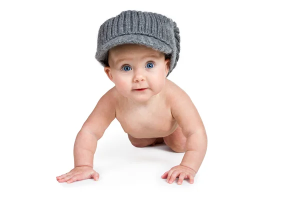 Ребенок в зимней шляпе ползает на камеру — стоковое фото