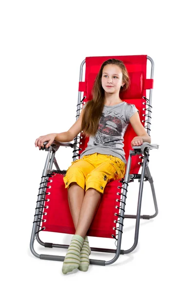 Chica sentada en una silla plegable — Foto de Stock