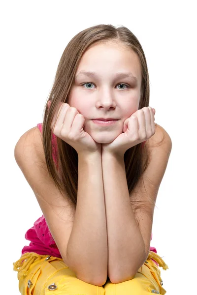 Retrato de una chica apoyada en sus manos — Foto de Stock