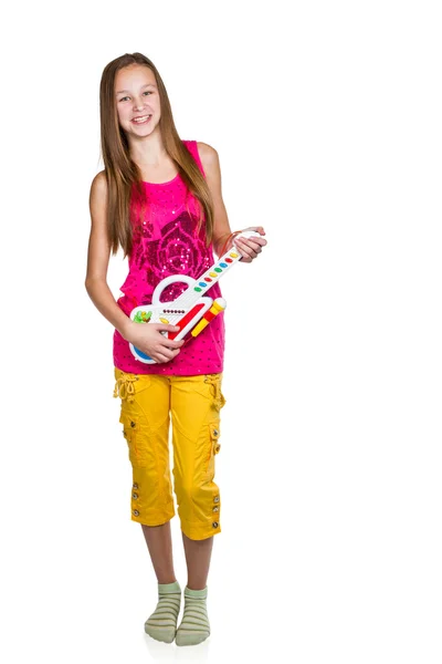 Chica jugando su guitarra de juguete — Foto de Stock