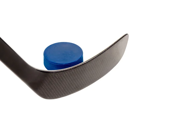 Hockeyschläger und blauer Puck — Stockfoto