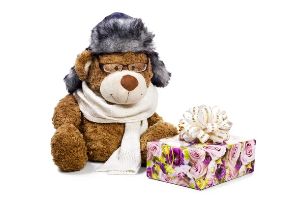 Медвежонок рядом с подарочной коробкой — стоковое фото