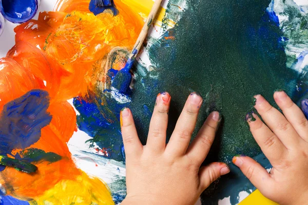 Crianças mãos pintadas com uma escova no papel — Fotografia de Stock