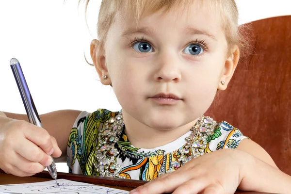 Портрет маленькой девочки, которая пишет — стоковое фото