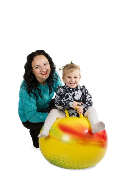 Mãe e filha na bola para fitness — Fotografia de Stock