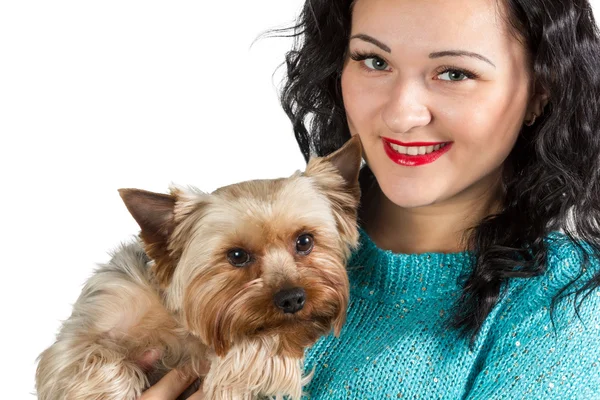 Женщина с собакой на руках — стоковое фото