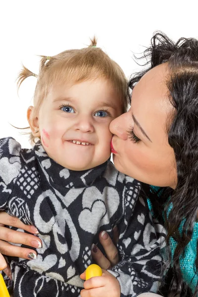 Mamãe beijando sua filha — Fotografia de Stock