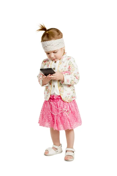 Niña mirando un teléfono inteligente — Foto de Stock