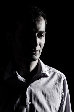 düşük anahtar ciddi bir adam portresi