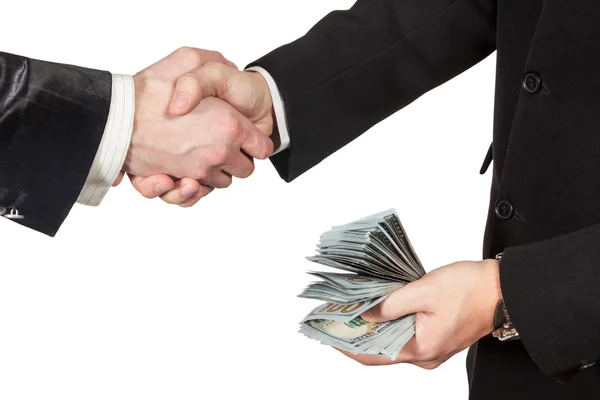 Aperto de mão de dois homens de negócios com dinheiro na mão — Fotografia de Stock