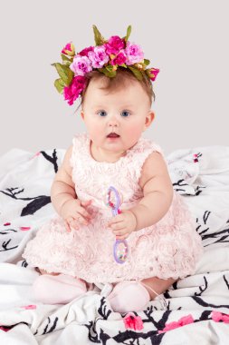 Bebek battaniye çıngırak ile portresi