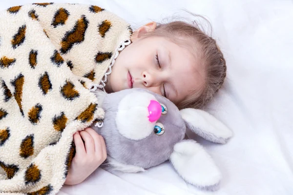 Durmiendo chica con un juguete liebre — Foto de Stock
