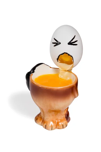 Пуки комічне яйце в чашці — стокове фото