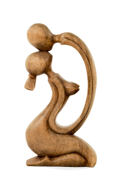 Деревянные фигуры людей встречаются обнаженными
