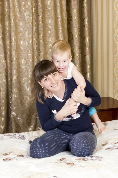 Mom plays with son — Stock Photo, Image