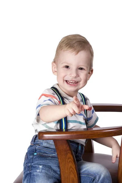 Niño señalando a la parte delantera en silla de madera —  Fotos de Stock