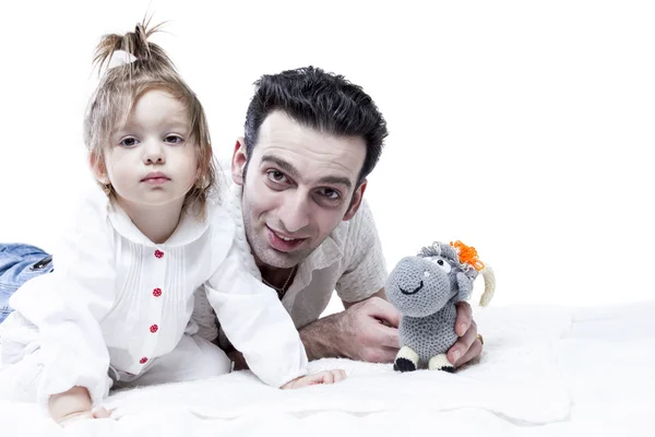 Bebê menina e pai jogar brinquedos — Fotografia de Stock