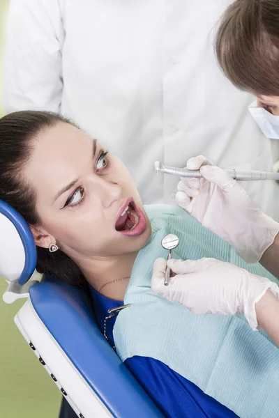 Paciente tiene miedo de taladro dentista — Foto de Stock