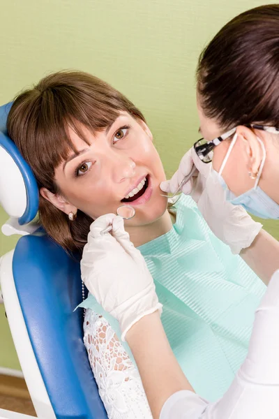 Young girl examines teeth dentist — Stock Photo, Image