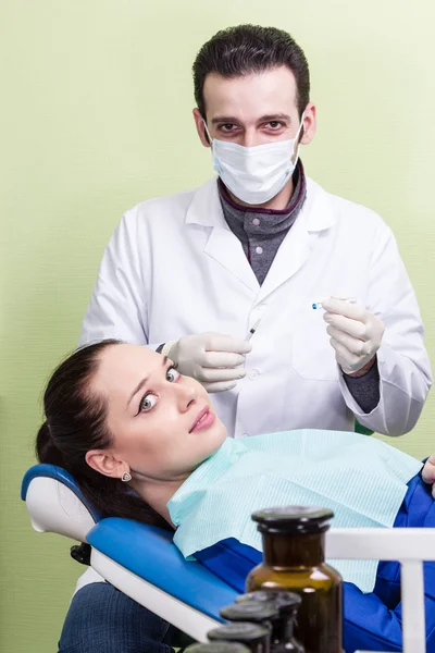 Paciente con miedo a la inyección del dentista — Foto de Stock