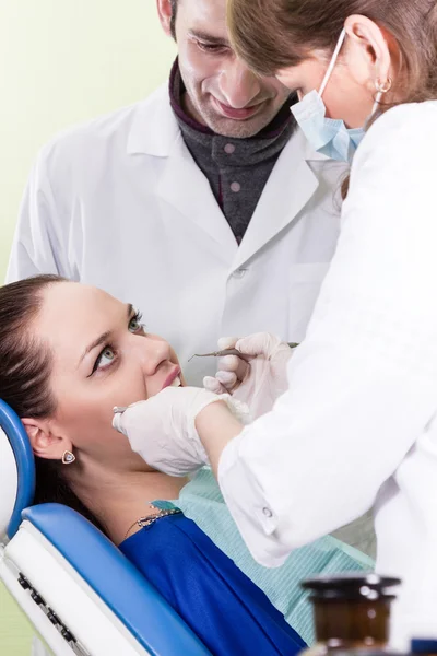 Dois dentistas tratam os dentes dos pacientes — Fotografia de Stock
