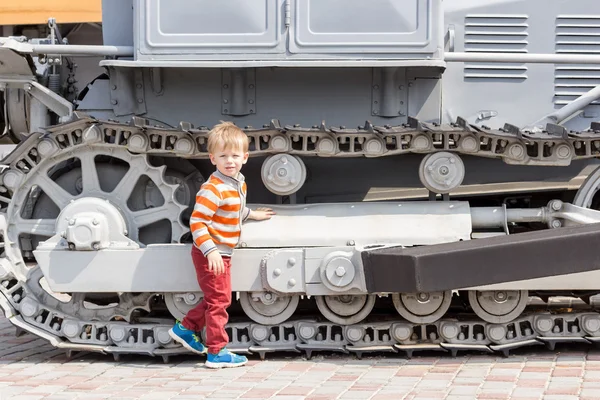 Niño cerca de las huellas del tractor —  Fotos de Stock