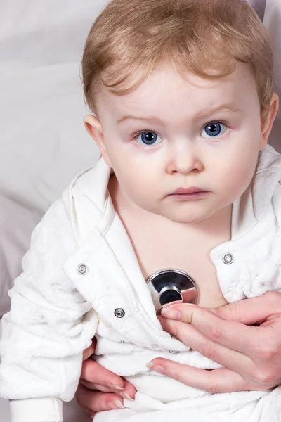 Sztetoszkóppal hallgatta a baba szívverés — Stock Fotó