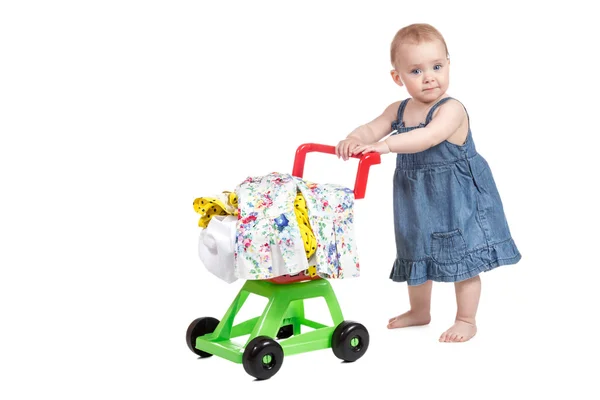 Niño con un carrito de compras de juguete — Foto de Stock