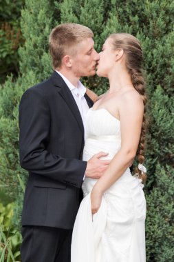 Gelin ve damat öpüşmeye hazır