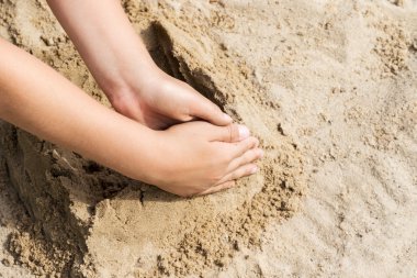Çocuk el bir kum üzerinde