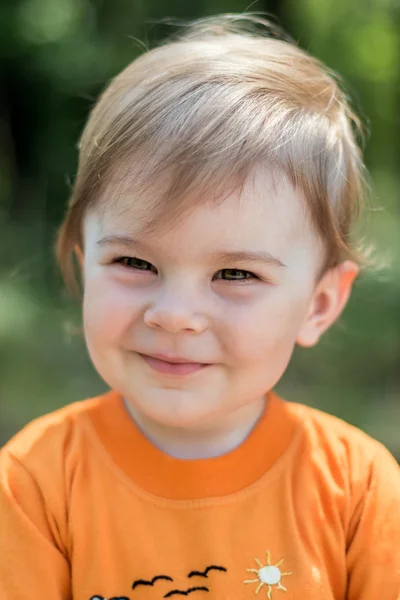 Portret van schattig klein kind — Stockfoto