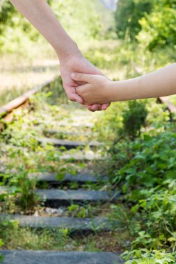 İki tren arka plan üzerinde eller