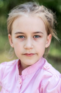 Şirin Bebek kız closeup portresi