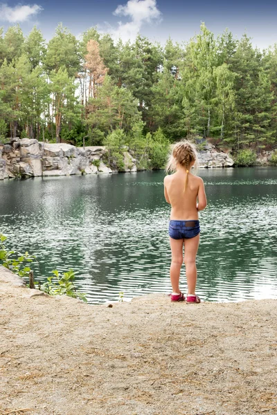 Little girl on the lake — Stock Photo, Image