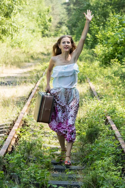 Молодая женщина бежит за поездом — стоковое фото