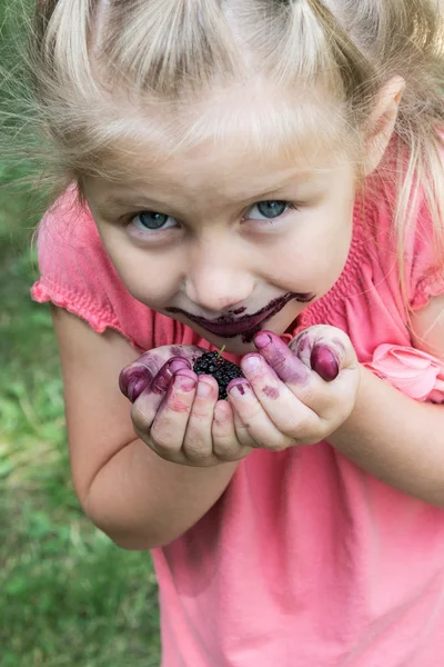 Mädchen isst Maulbeere — Stockfoto