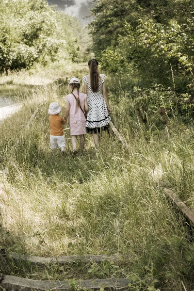 Niños caminando tomados de la mano —  Fotos de Stock