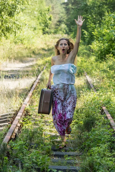 Tren ve ağlamaya sonra çalışan genç kadın