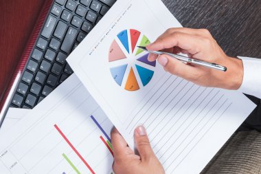 El iş adamı ve grafik