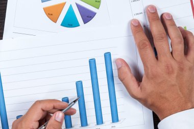 Grafik, bir kalem gösteren bir el