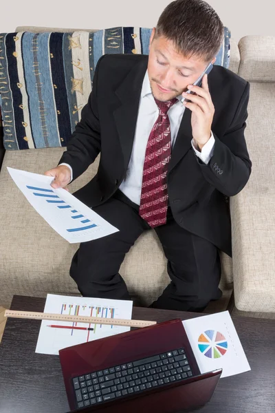 Biznesmen z telefonu w laptopie — Zdjęcie stockowe
