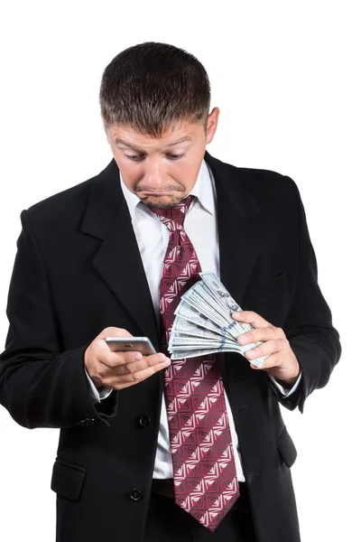 Удивленный бизнесмен со смартфоном и деньгами — стоковое фото