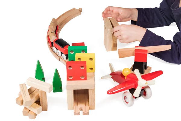 Niño mano jugando juguetes de madera —  Fotos de Stock