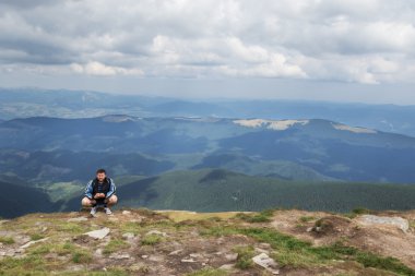 Dağlarda bir adam portresi