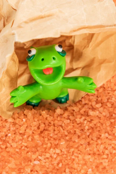 Grünes Monster auf orangefarbenem Sand — Stockfoto