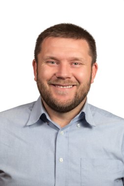 Gülümsemek gülümseyen sakallı bir adamın